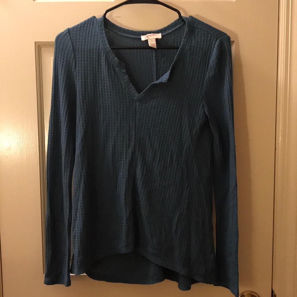 Long sleeve top.
